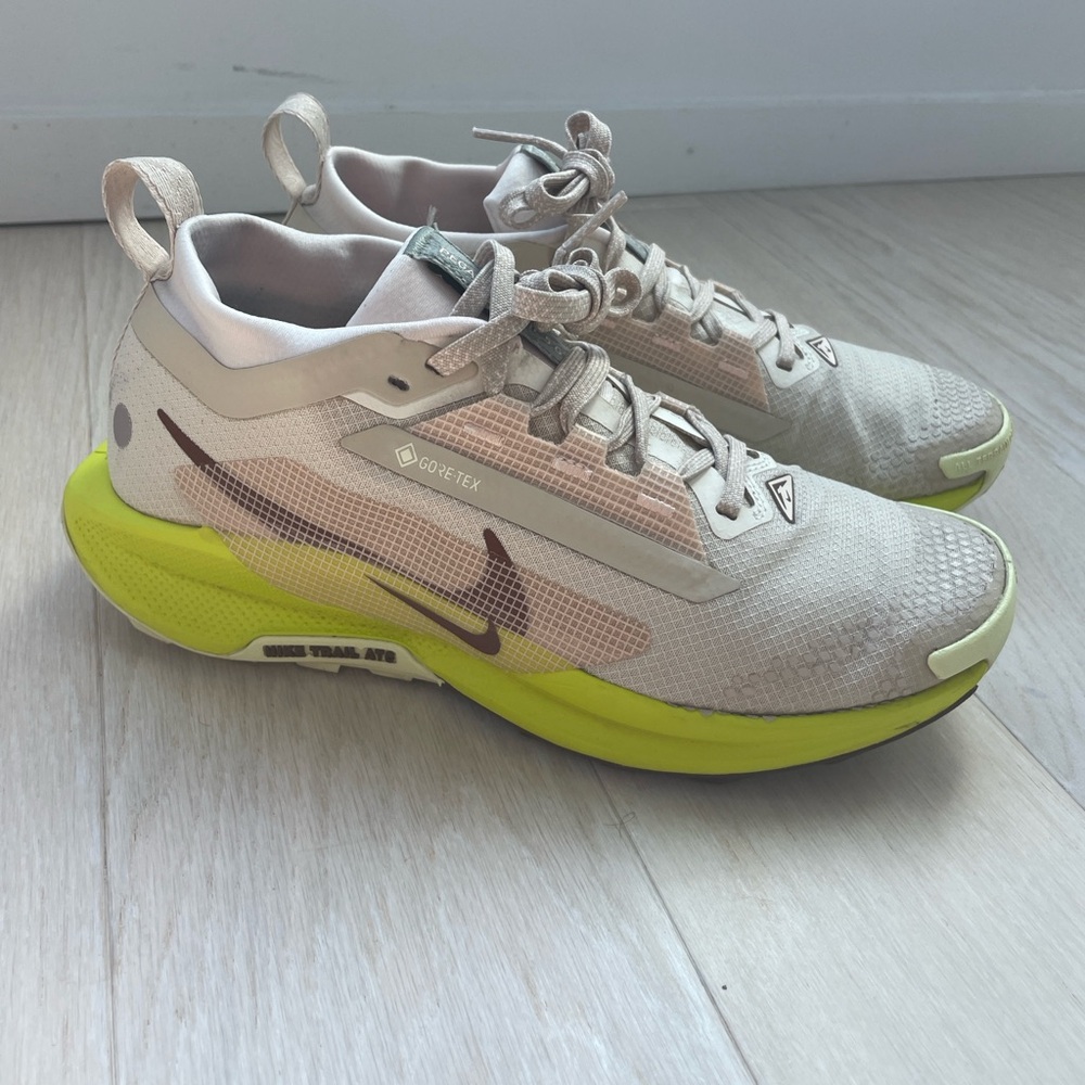 Nike Women's Light Beige and Neon Yellow Gore-Tex Athletic Shoes